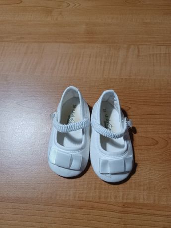 Sapatos Mayoral brancos com laço tam. 18