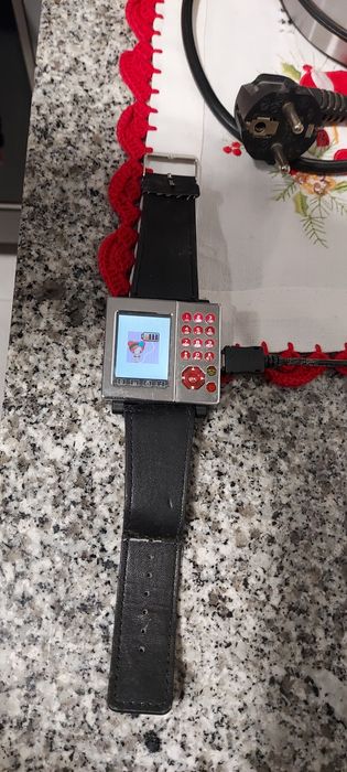 Relógio y telemóvel 2 cartões e 1 memória