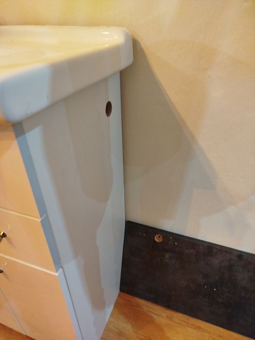 Szafka z umywalką i lustrem