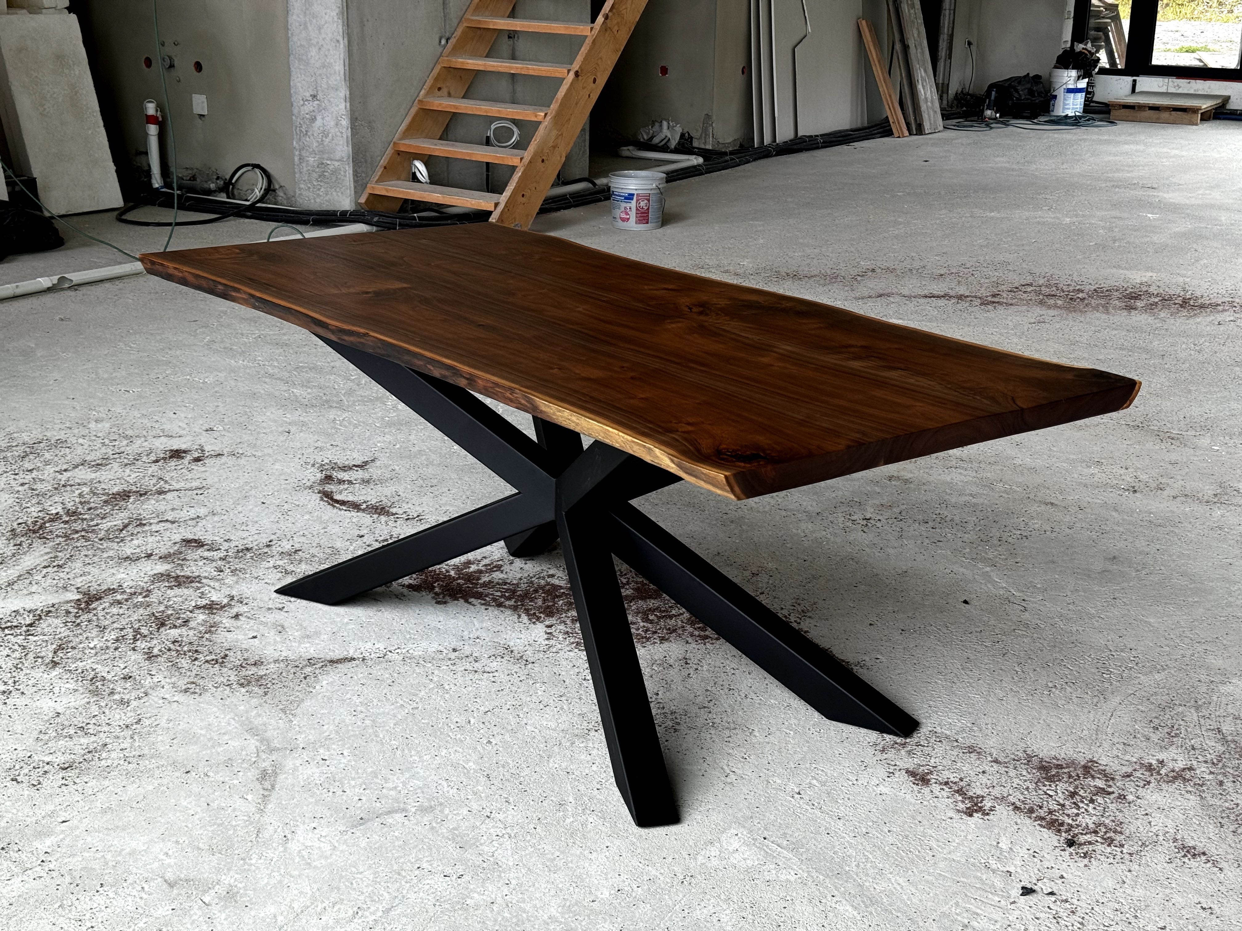 Stół z drewna egzotycznego Amerykański Orzech live edge (94-98 x 205)