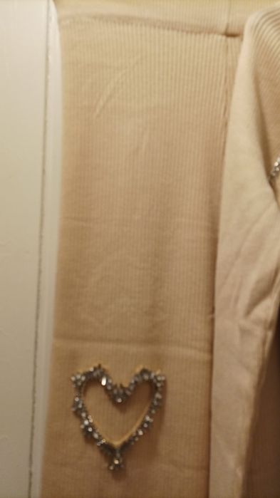 Komplet dzianinowy damski z sercem beżowy.