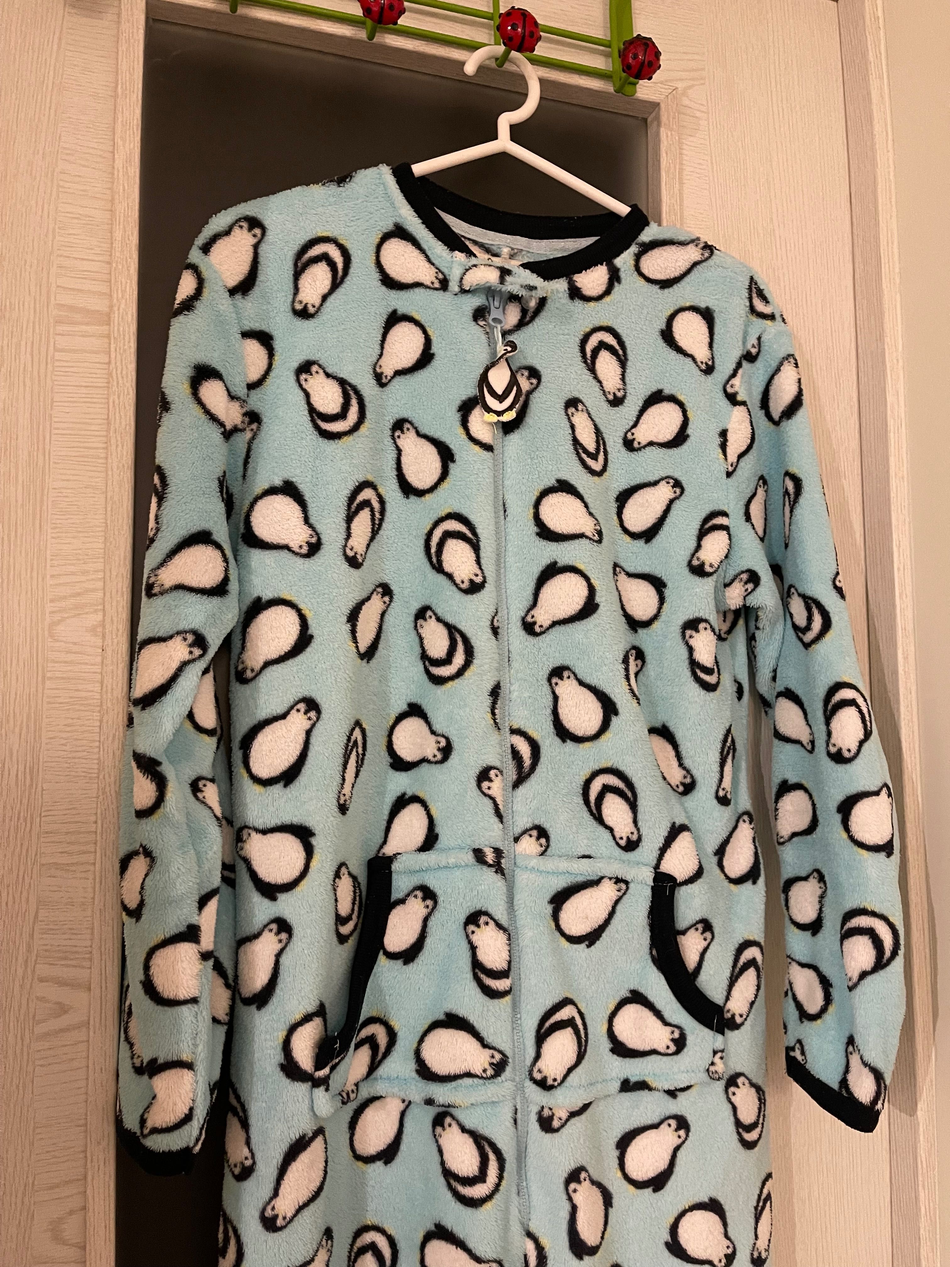 Pijama estilo babygrow azul com pinguins