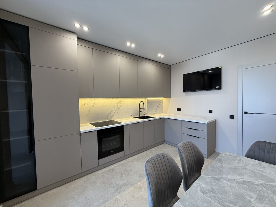 Продаж! Однокімнатна квартира з виглядом на озеро