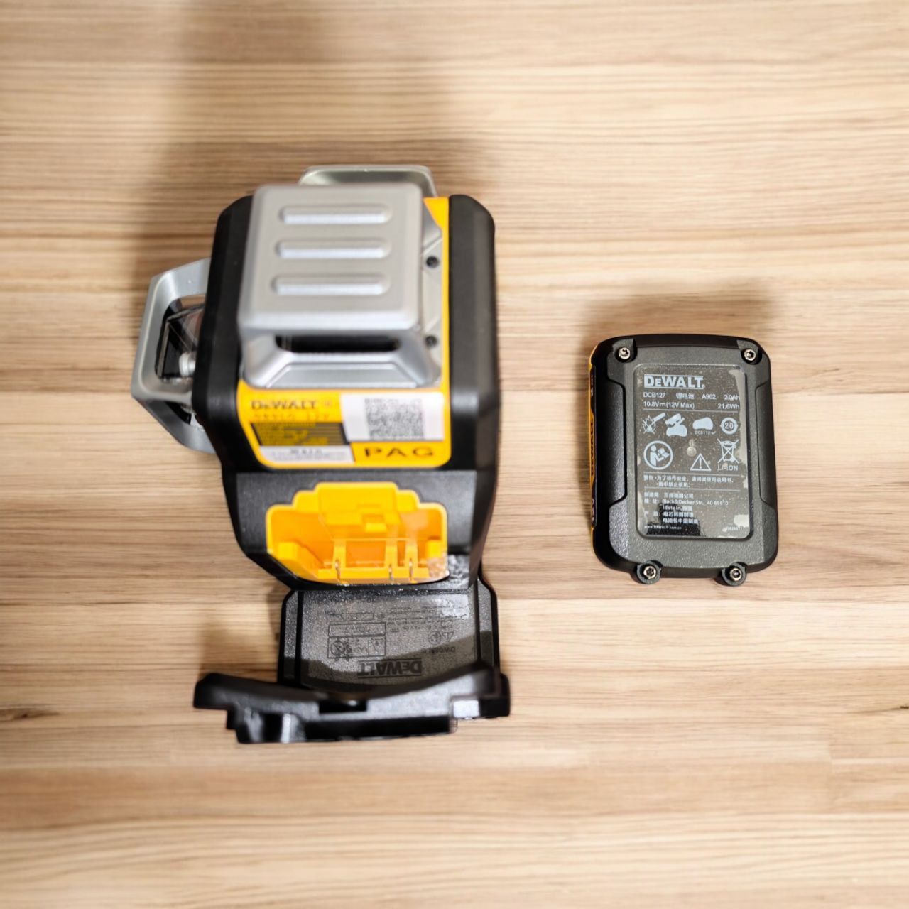 Лазерный уровень DeWalt 089LG 3D 12 линий с штативом