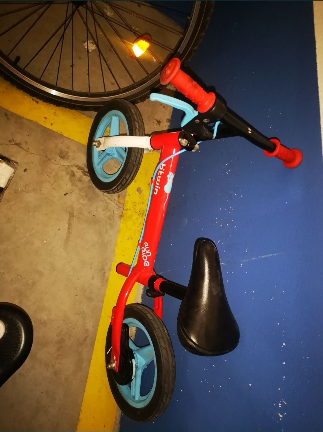 Trotinete, bicicleta, mesa  e quadro
