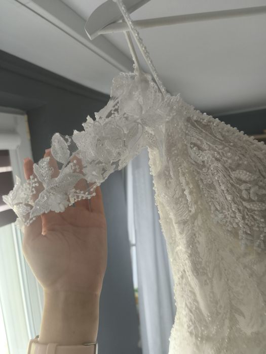 Brokatowa Suknia ślubna na ramiączkach z rozcięciem S Kelly Ivory