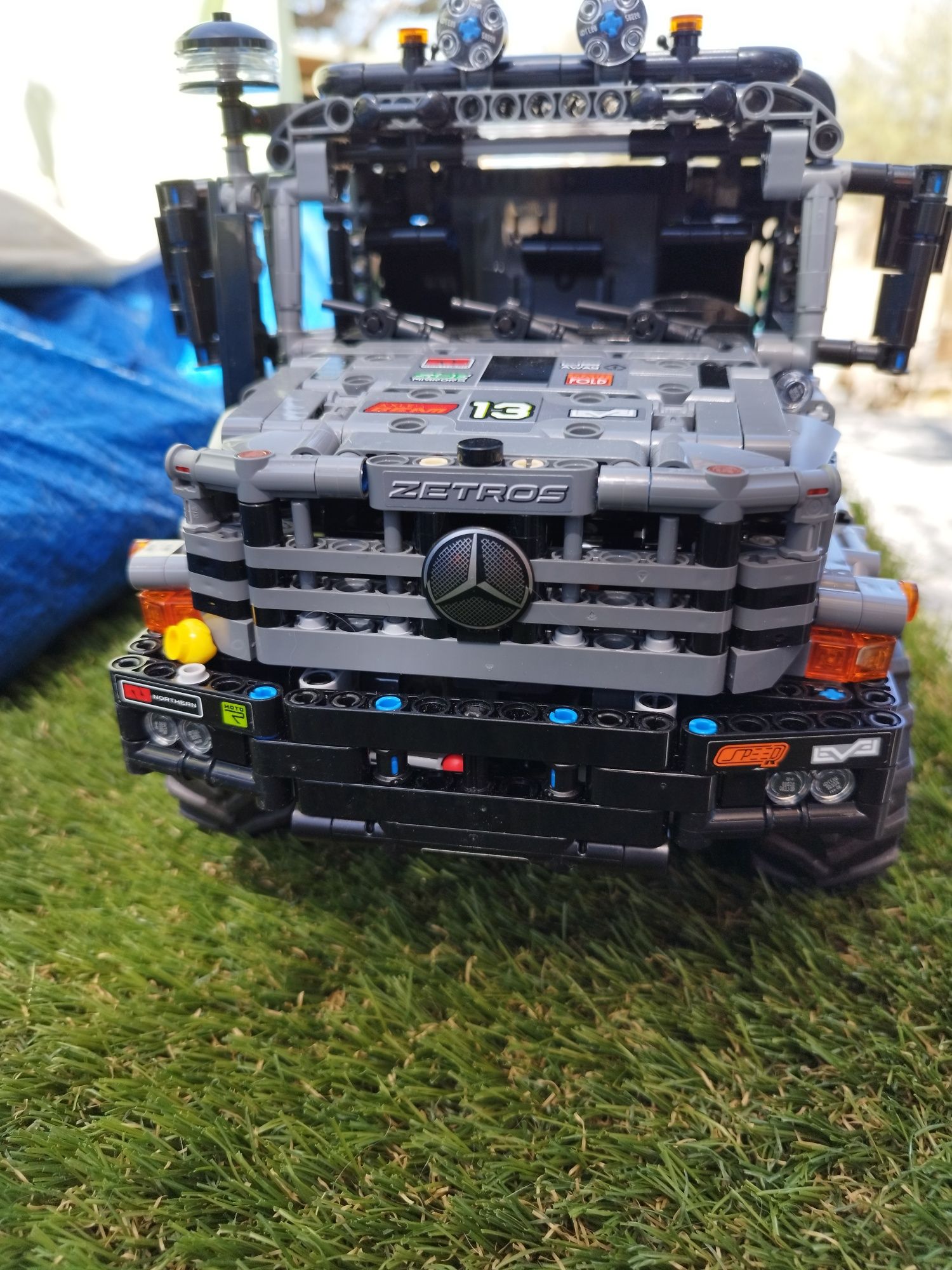 LegoTechnic- Camião Mercedes-BENZ Zetros 4X4 ref 42129.