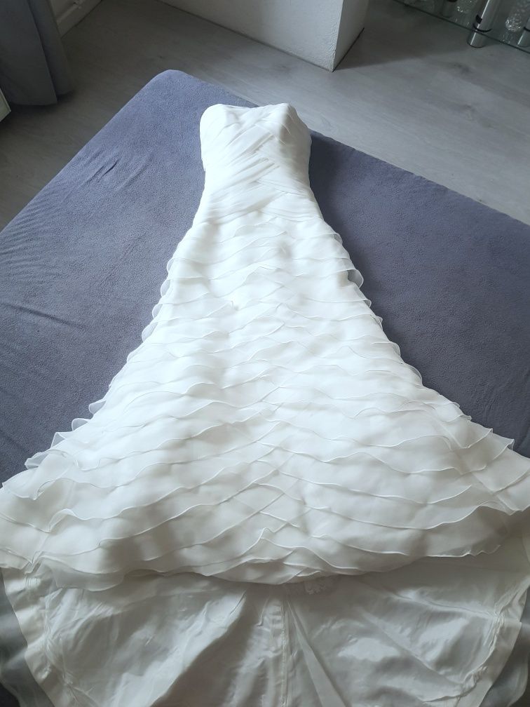 La Spoza ślubną suknia