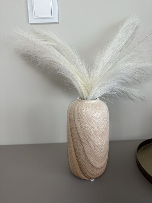 Wazon z trawami ozdobnymi