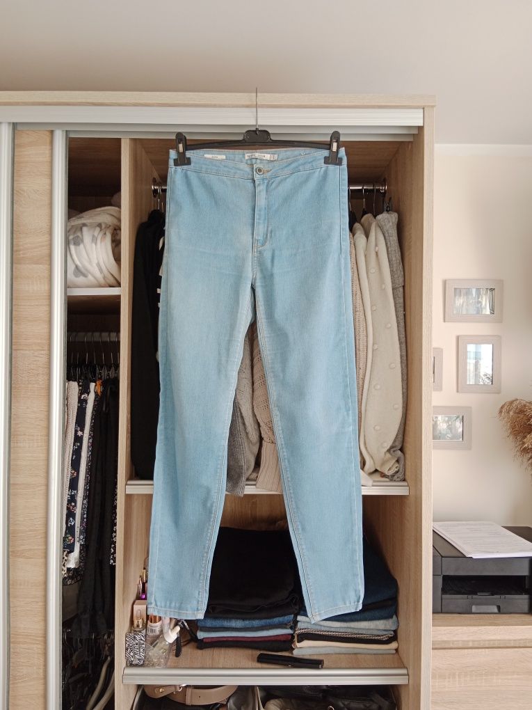 Jeansowe spodnie damskie z wysokim stanem bershka m