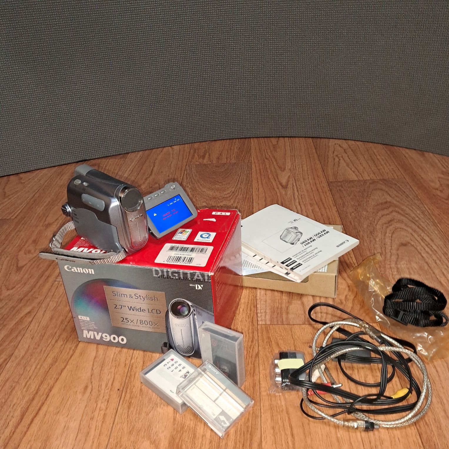 Відео камера Canon MC900