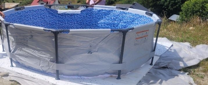 Basen stelażowy z wyposażeniem.