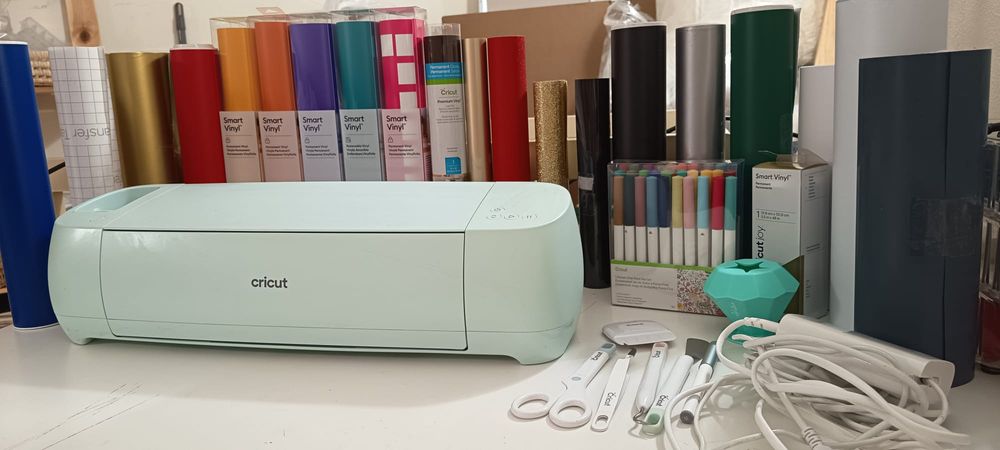 Cricut Explore 3 com diversos acessórios