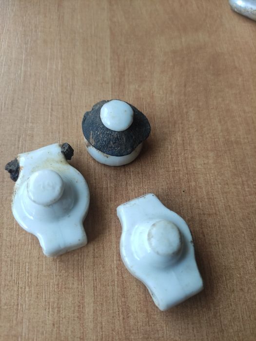 Zestaw trzech starych porcelanek