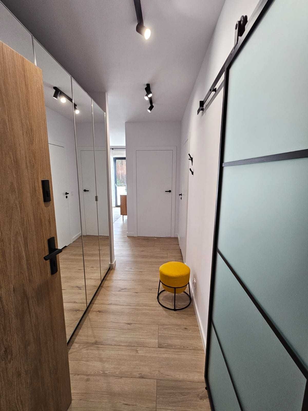 Mieszkanie , dwa pokoje , apartamentowiec, widok na las, balkon.