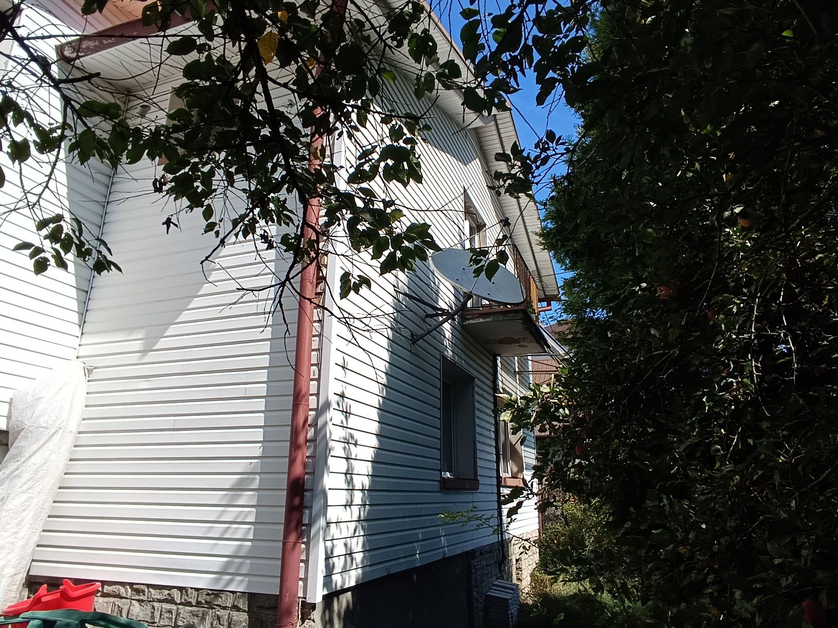 Siding panel zewnętrzny elewacyjny budynku bialy