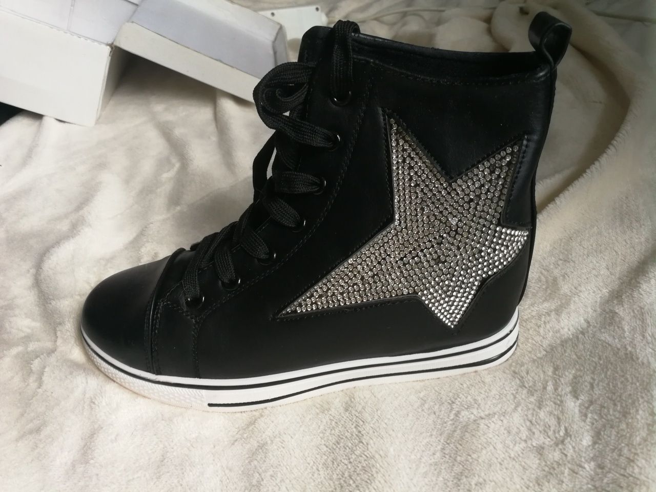 Sneakersy botki damskie czarne ukrytym koturnie