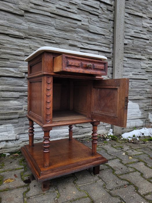 Zgrabna debowa szafka z szufladą.