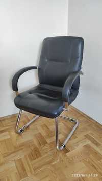 Solidny czarny skórzany fotel na metalowych nogach