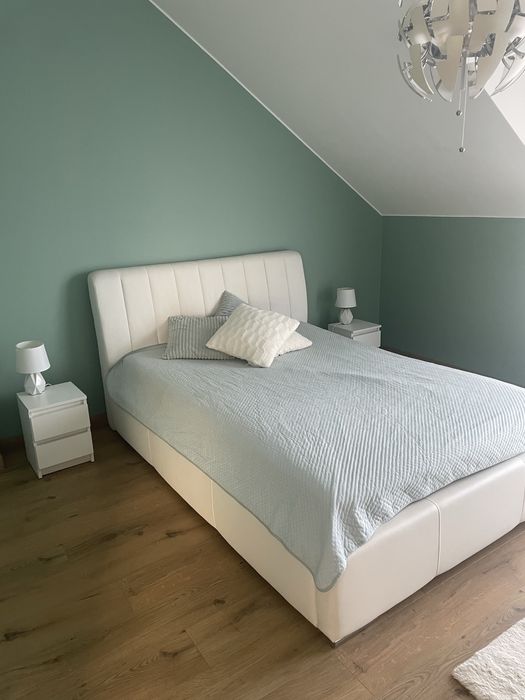 Łóżko sypialniane 140x200 z materacem plus dwa stoliki nocne