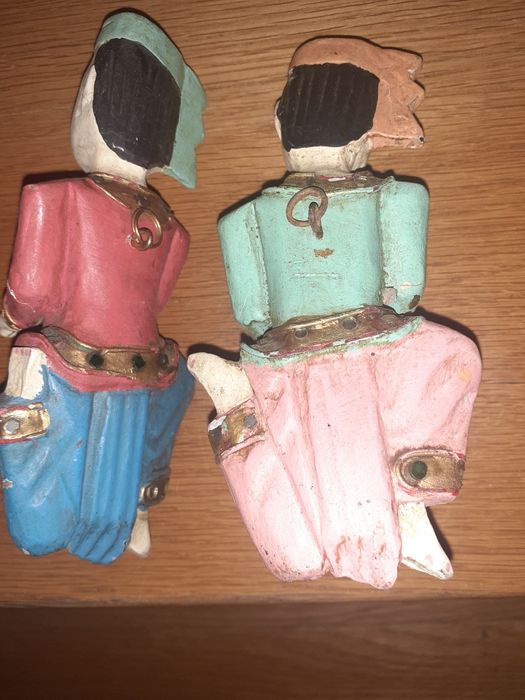 2 bonecos em madeira para pendurar antigos