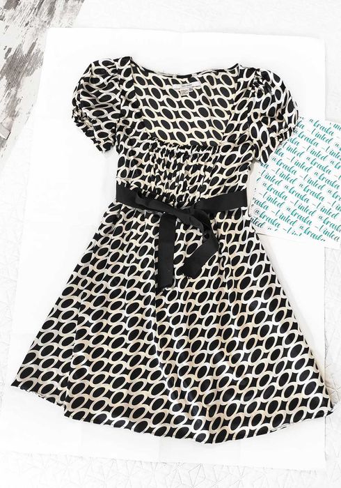 Lekka, satynowa, czarna sukienka odcinana pod biustem Zara S / 36 wzór