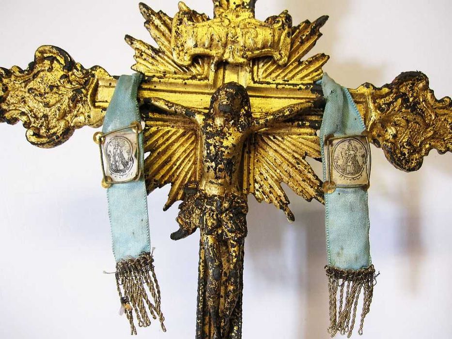 raro antigo crucifixo em antimônio/estíbio dourado