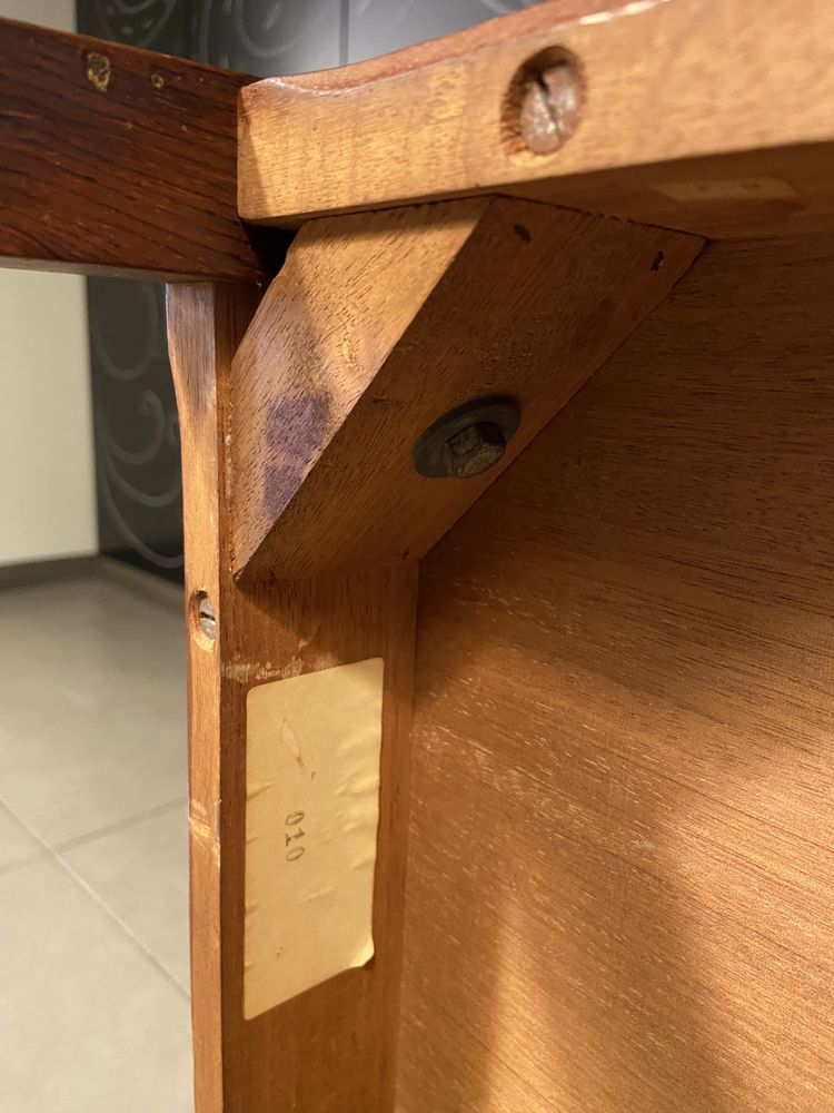 Mesa nórdica em Pau Santo
