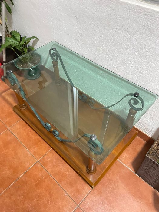 Mesa de vidro com detalhes em madeira