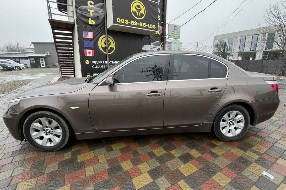 BMW 520I 2004 року