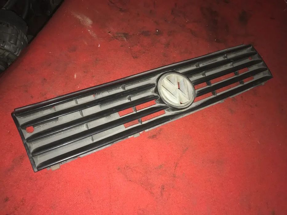 GRELHA VOLKSWAGEN POLO COM SIMBOLO