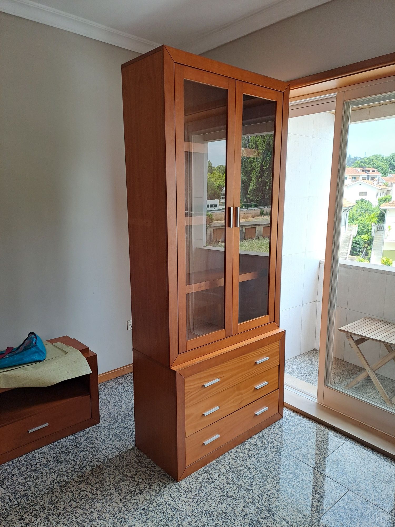 Móvel de sala em madeira cerejeira