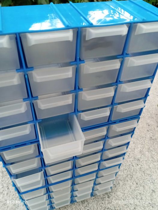 Caixas de plástico em gaveta