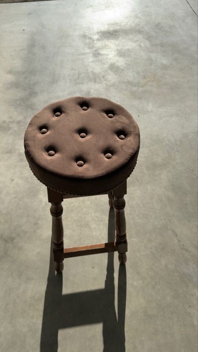 2 Bancos Altos com cuchin Capitonê