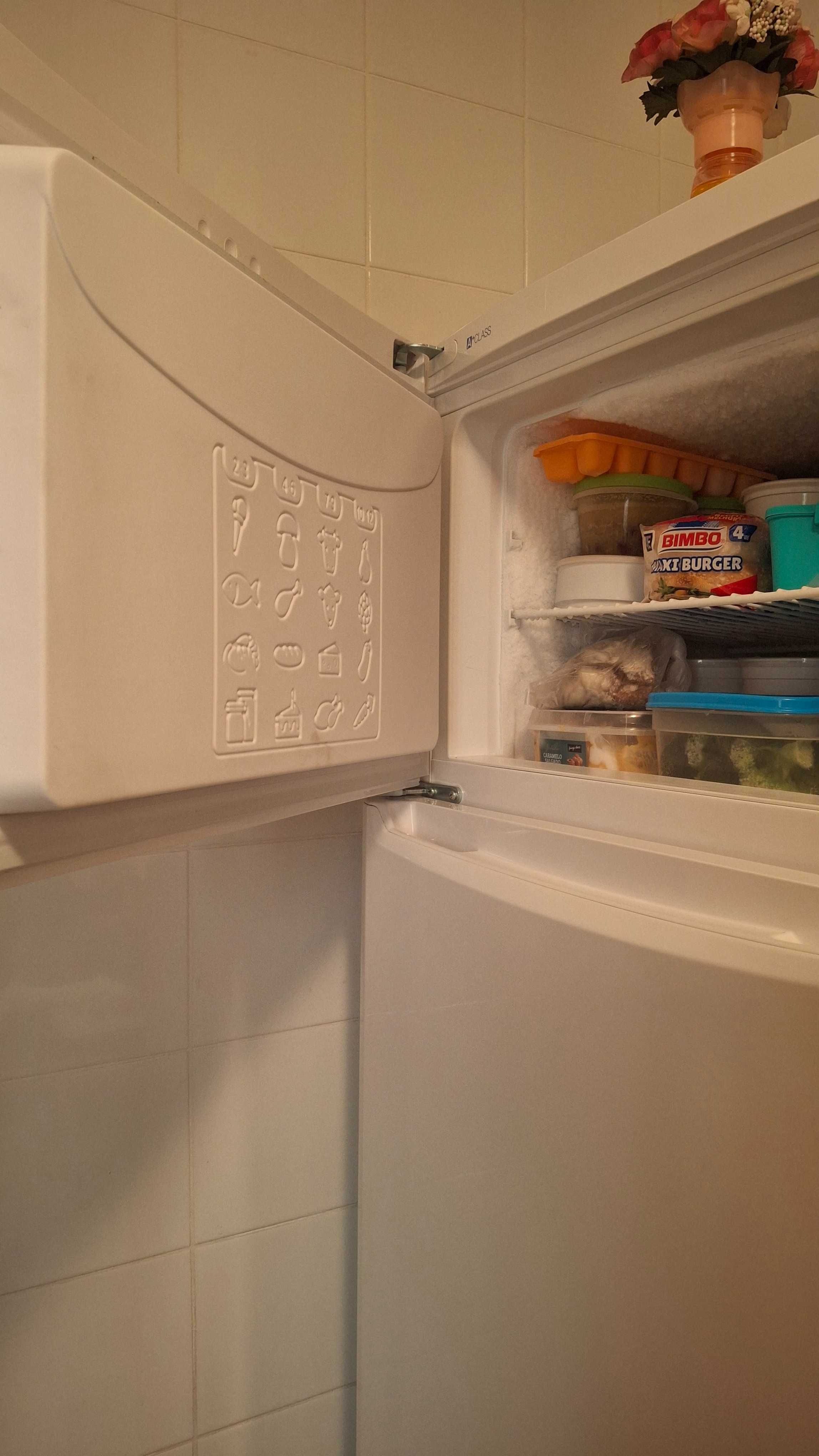 Frigorífico Indesit Combinado 2 portas