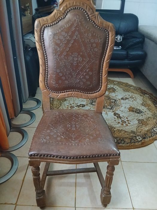 Cadeira antiga em bom estado