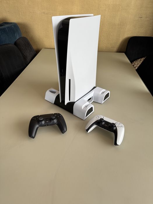 PlayStation 5 z napędem + 2 pady + stacja chłodząca z ładowaniem
