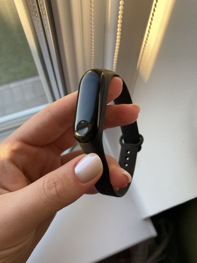Часы с ремешком Xiaomi Mi Band 4