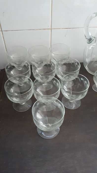 Conjunto copos, taças, garrafas e jarro