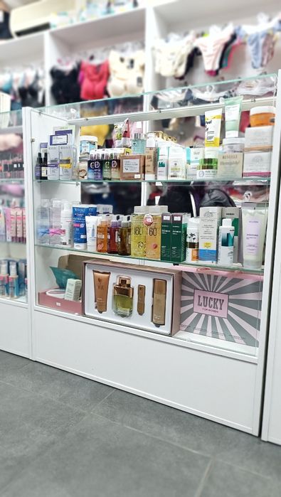 Витрины, стеллажи, ресепшн, примерочная