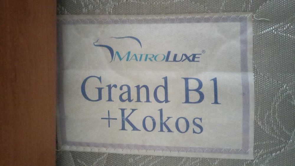 Дерев"яне двухярусне ліжко з матрасами