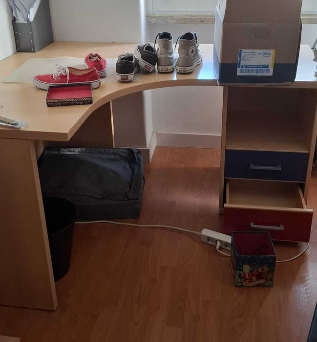 Secretária de canto com gavetas