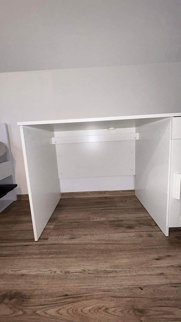 Białe biurko IKEA