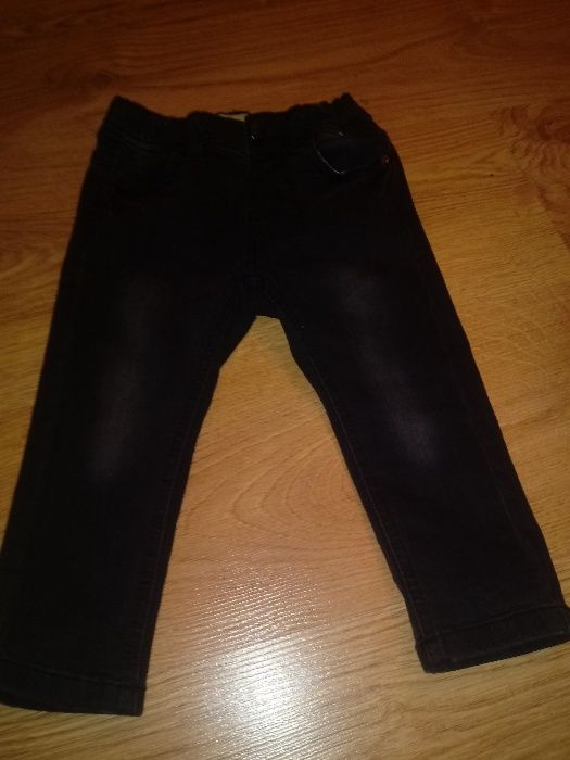 Czarne jeansy chłopięce skiny, rozmiar 92