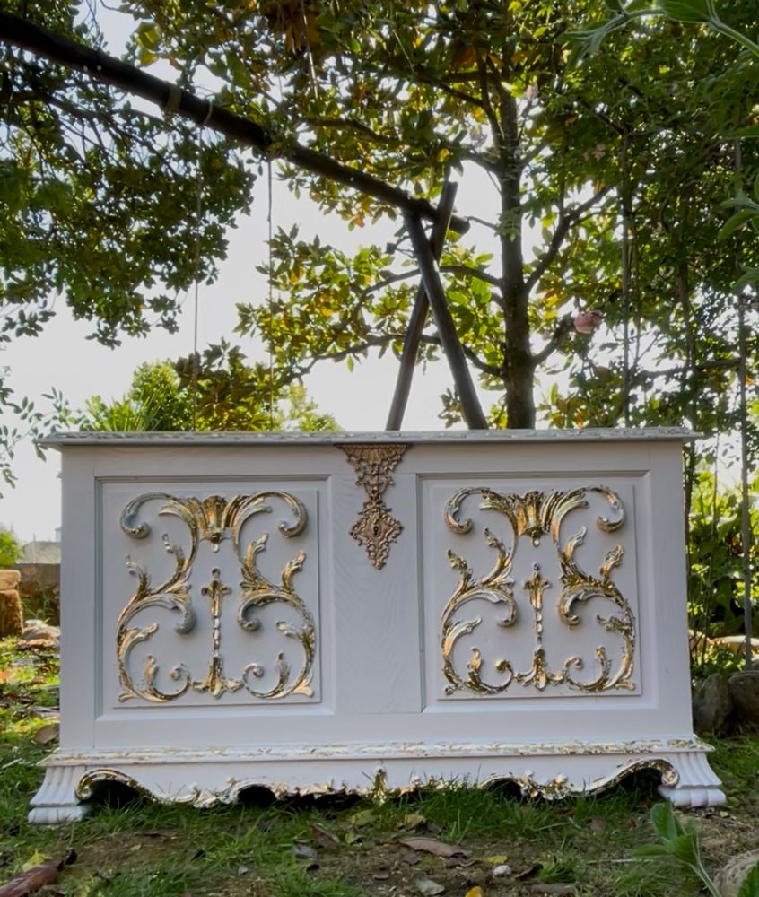 Baú talhado a mão renovado com pintura e folha D’ouro