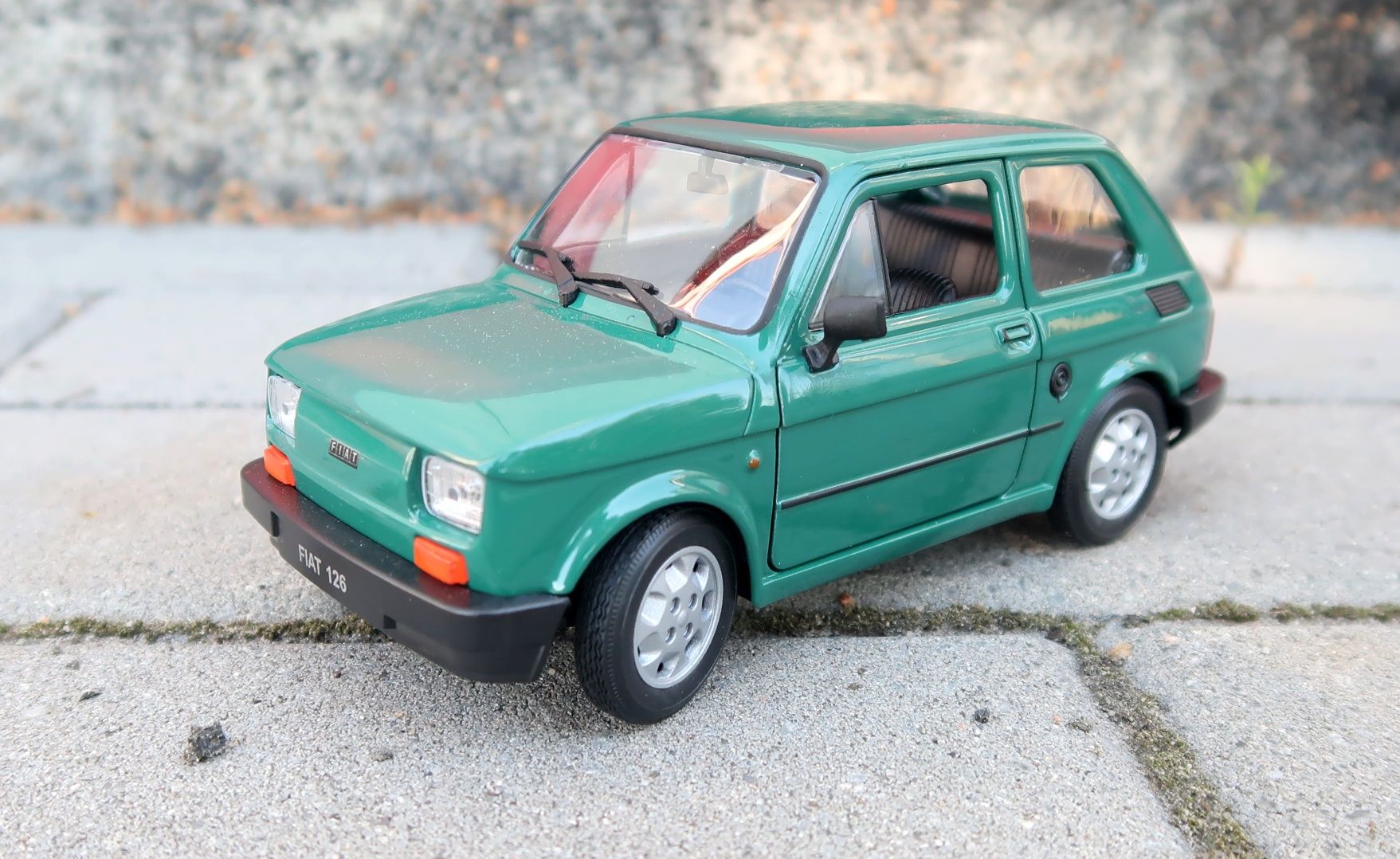 Auto autko metal fiat 126p maluch skala 1:21 ciemna zieleń