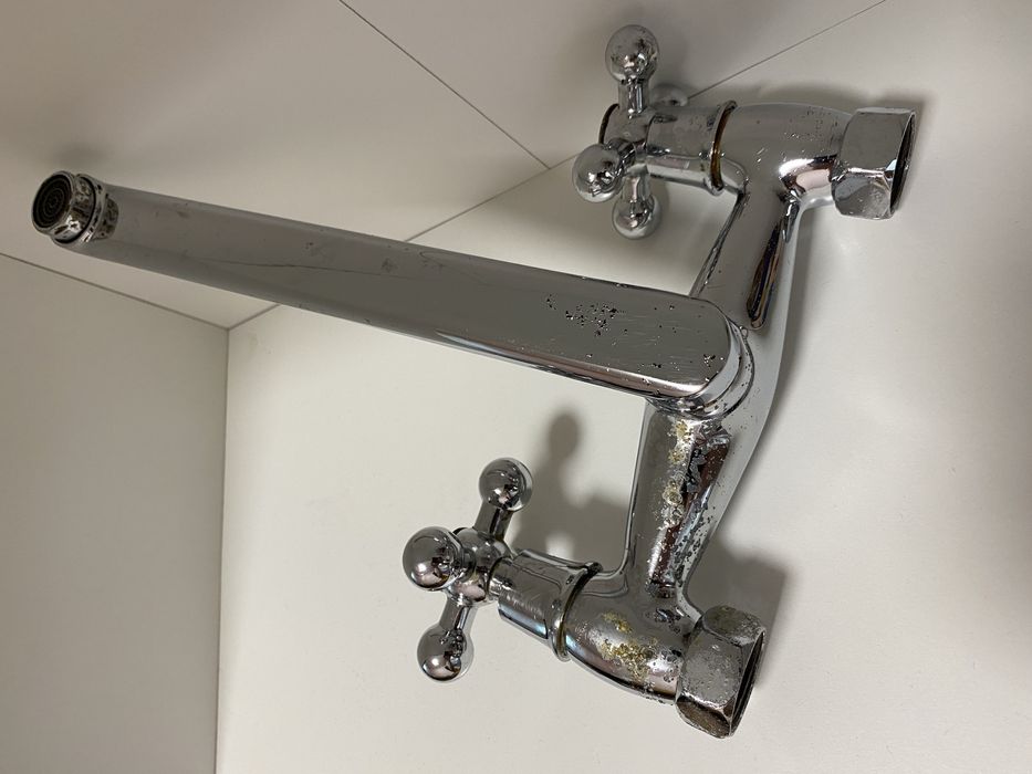 Змішувач двовентильний настінний