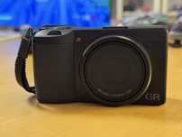 Aparat Ricoh GR III, idealny jak nowy