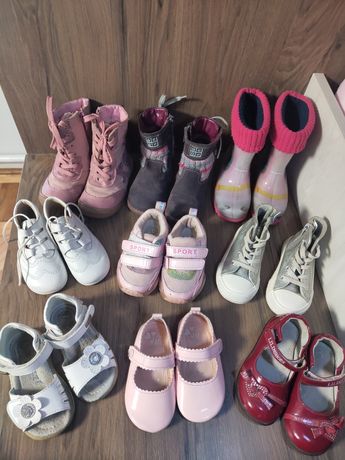 Взуття для дівчинки кеди босоніжки чоботи черевики мешти туфлі
