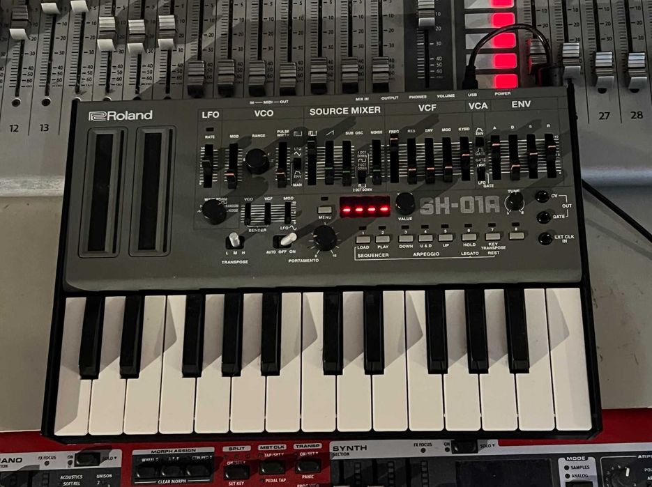 Syntezator Roland Sh-01a z klawiaturą